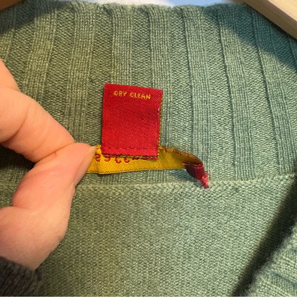 Saffron 100% Cashmere Green V Neck Sweater—Beautiful!! Soft & Warm—EUC—Small - Picture 4 of 6
